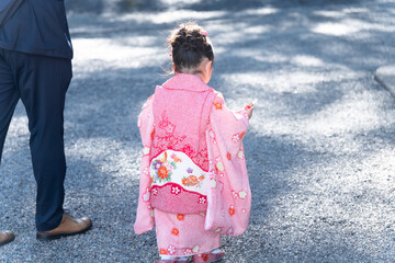 七五三のお祝いで神社を歩く女の子