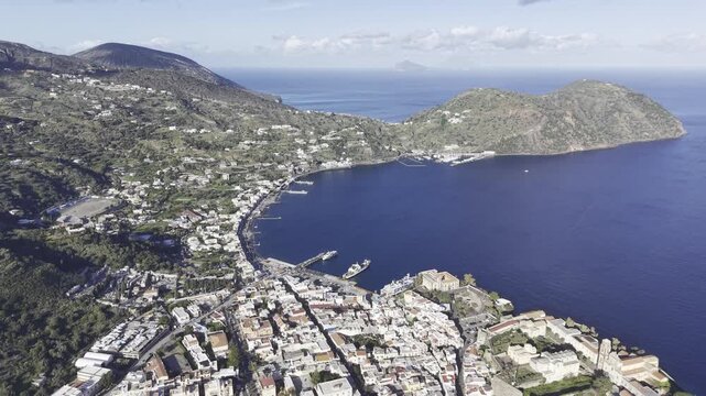 Riprese aeree in 4K con drone del Castello di Lipari e del centro storico dell&rsquo;isola di Lipari, parte dell&rsquo;arcipelago delle Isole Eolie in Sicilia. Vista cinematografica sul Mar Mediterraneo e sulla c