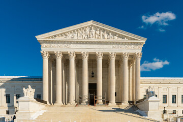 Obraz premium Supreme court courthouse in political system. Supreme court building under blue sky. Supreme court landmark of democracy. Supreme court symbol with federal authority.