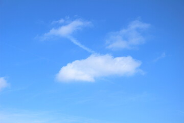 快晴の冬の空に浮かぶ雲