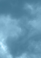 Obraz premium A moody, textured sky filled with heavy, dark blue-gray clouds. This dramatic background mystery, melancholy, or suspense for a storytelling reel.