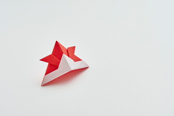 折り紙で折った日本のカラフルで可愛い兜