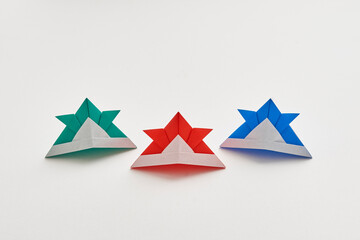 折り紙で折った日本のカラフルで可愛い兜