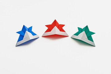 折り紙で折った日本のカラフルで可愛い兜