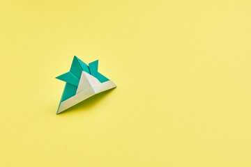 折り紙で折った日本のカラフルで可愛い兜