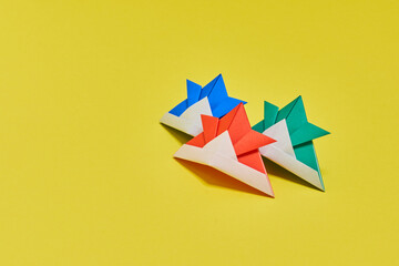 折り紙で折った日本のカラフルで可愛い兜