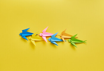 折り紙で折ったカラフルな燕