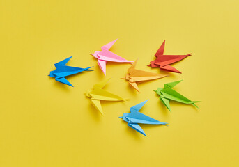 折り紙で折ったカラフルな燕