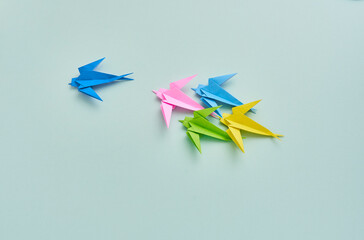 折り紙で折ったカラフルな燕