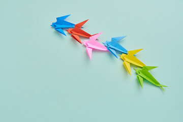 折り紙で折ったカラフルな燕