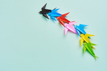 折り紙で折ったカラフルな燕