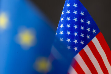 Flagge der USA, unscharf im Vordergrund die Flagge der europ&auml;ischen Union
