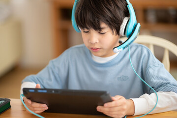 タブレットで勉強する男の子