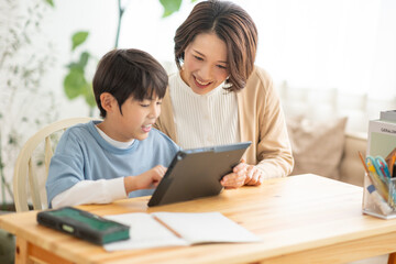 母に勉強を教えてもらう男の子