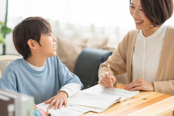 Obraz premium 母に勉強を教えてもらう男の子