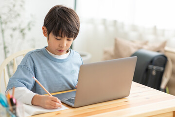 パソコンを使って勉強する男の子