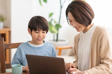Obraz premium 母に勉強を教えてもらう男の子