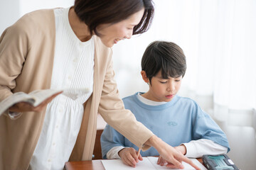 勉強を教える女性と教わる男の子