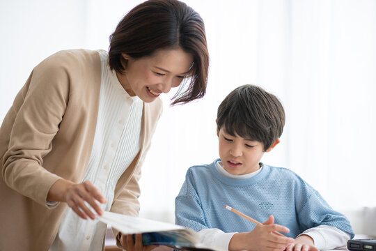 勉強を教える女性と教わる男の子