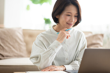 パソコンを見る女性