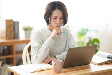 パソコンを見る女性