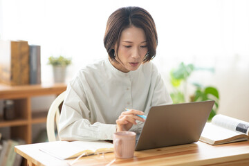 パソコンを見る女性