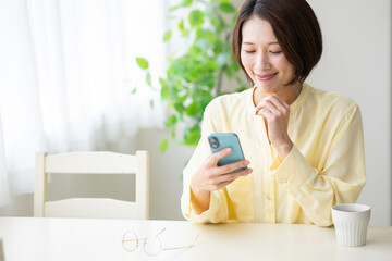 スマホを見る女性