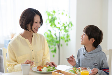 朝食を食べる親子
