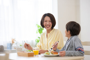 朝食を食べる親子