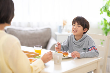 朝食を食べる親子