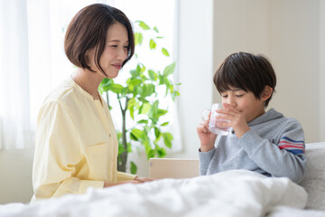 息子の看病をする母親