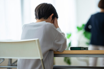 頭を抱える男の子