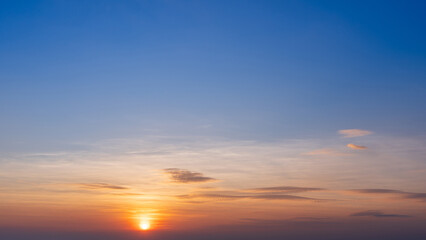 Fototapeta premium Soft sunrise sky with smooth color gradient creating a calm and minimal natural background.
