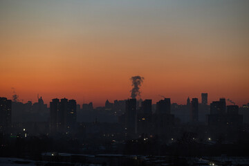 Naklejka premium blackout after Russian missile attack on energy grid in twilight, dark cityscape