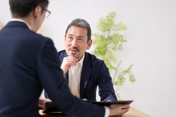 ビジネス　商談　男性