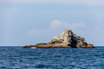 ヒリゾ浜渡船の漁船に乗って、海に出るスキンダイバー、シュノーケラーたち。
ヒリゾ浜の青い海と無人島の大根島、数多くの岩礁が見えている。
他。
ヒリゾ浜南伊豆町中木
静岡県伊豆半島-2025
日本有数のシュノーケリングスポット。
夏の数カ月間だけ渡し船で行ける。
水質透明度魚影が素晴らしい。
