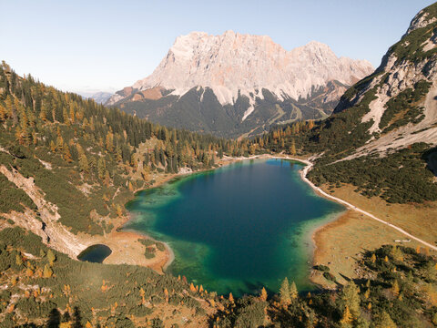 Luftbild vom Seebensee in den Alpen, klarer idyllischer Bergsee, Alm, Tourismus