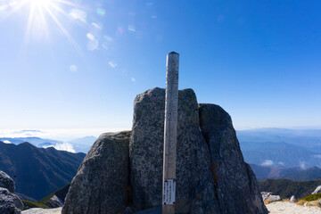 中央アルプス・空木岳（標高2864m）の山頂標識と眼下に広がる絶景