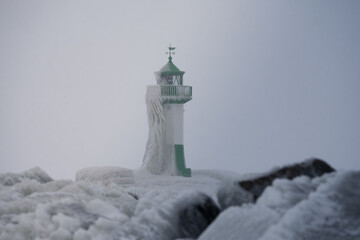 der Winterlich vereister Leuchtturm aus Sassnitz 