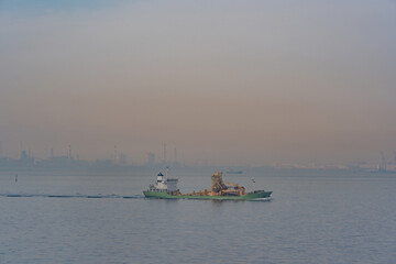 海運 作業 船 海 東京湾 黄砂