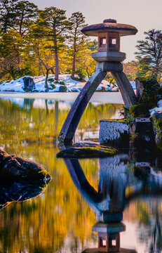 Stone lantern, or Kotoji‑tōrō in Japanese, at the water&rsquo;s edge of Kasumiga‑ike Pond in Kenroku‑en Park, Kanazawa, Ishikawa, Japan.