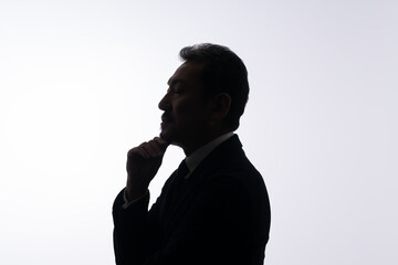 悩む男性　シルエット