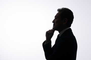 悩む男性　シルエット