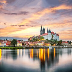 Obraz premium Amazing view on Albrechtsburg castle and cathedral on the River Elbe with dramatic sunset.