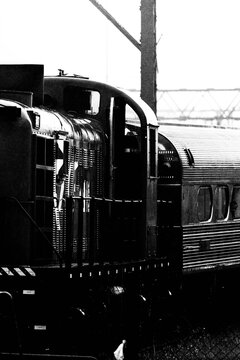 Trem com locomotiva e vag&atilde;o de passageiros. 