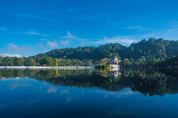 Fototapeta premium Panoramic Daylight View of Kandy Lake with Sri Dalada Maligawa (Temple of the Sacred Tooth Relic) in the Historic City of Kandy, Central Sri Lanka