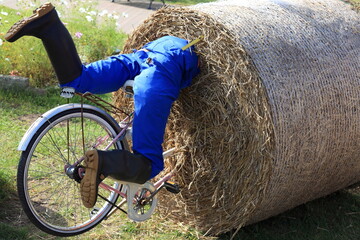 Just a cool  German roadside entertainment: farmer doll meets unicycle meets hay bale physics. © Willy Matheisl