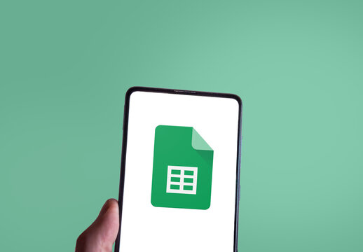 Google Sheets logo on smartphone screen, green background. Link&ouml;ping, &Ouml;sterg&ouml;tland, Sweden 01-25-2026.