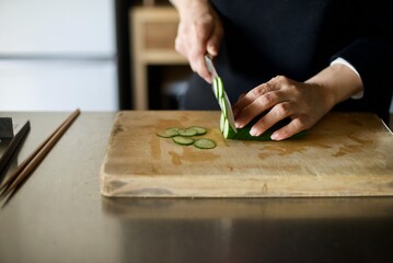 包丁できゅうりを輪切りにしているところ