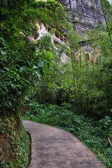 Obraz premium Trail to Xianju Taoist rock temple in Danxia Mountains (Danxiashan) in Renhua County in Shaoguan (Guangdong Province), China.
